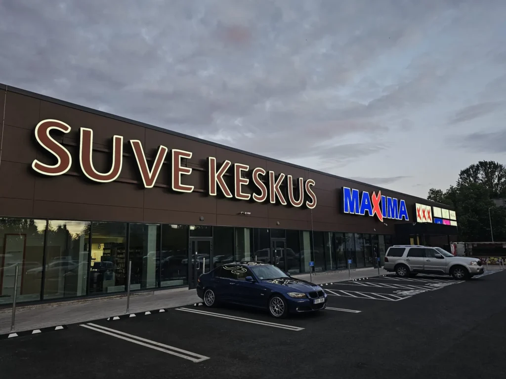 Pärnu Suve Keskus. Reklaamlahendused - Maxima valgus tähed maja seinal